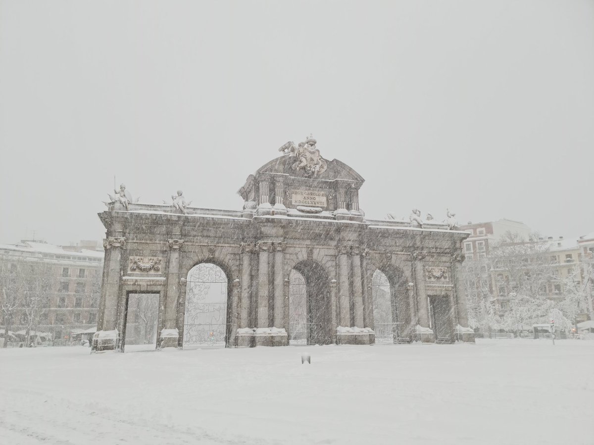 La Puerta de Alcalá a las 9.