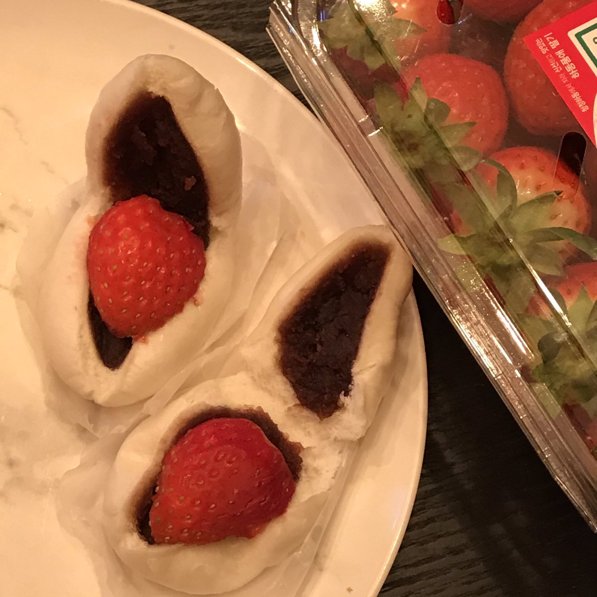 allthosesweets's tweet photo. 팥호빵에 딸기 끼워먹으면 맛잇다는걸 듣고   아니 이런 천재같은 아이디어가 다있나?! 감탄하면서 시도한거죠 그리고 그 맛은 가히 쩝쩝박사 장원급제 엿읍니다 .. 피자호빵이랑 번갈아먹으면 3829개 순삭가능 https://t.co/tRExH4aPDc