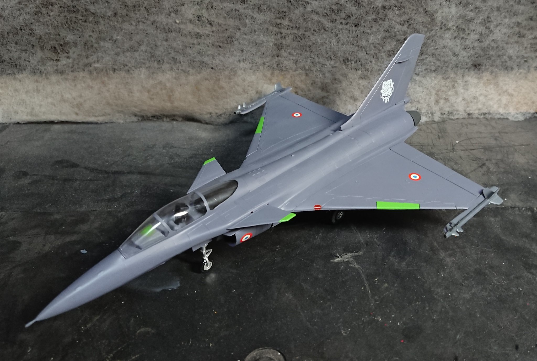 サクラちゅうげんオー Ar Twitter Age21st マブラヴ ラファール ベルナデット ル ティグレ ド ラ リヴィエール機仕様 完成 The Euro Front や Tdaに登場するフランス人衛士 リヴィエールが乗る戦術機 ラファールを戦闘機プラモで再現してみ