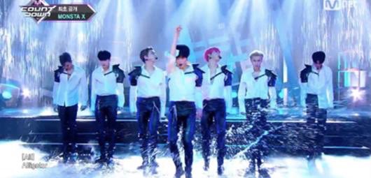 showhosbby's tweet photo. monsta x dancing on water supremacy https://t.co/hifgnVtEpN