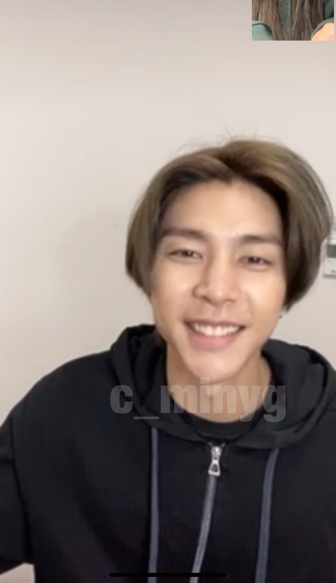SUHJOHNNY_TH's tweet photo. PIC | 210109 Yizhiyu Video Call Fansign #NCT #JOHNNY 

รูปจอห์นนี่ที่คอลไซน์วันนี้ค่ะ☺️✨

©︎c_minyg https://t.co/AVzGnNWTrM