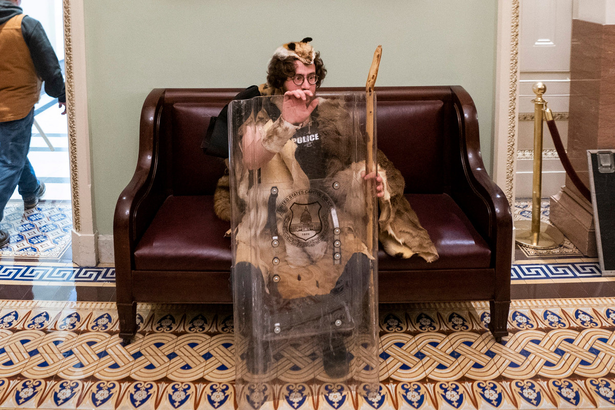 This odd US Capitol raider probably had no idea that he was sitting next to the alcove (right of photo) where May 19 Communist Organization terrorist Susan Rosenberg planted a bomb to kill Republican senators in 1983. House Judiciary Chairman  @RepJerryNadler got her pardoned.