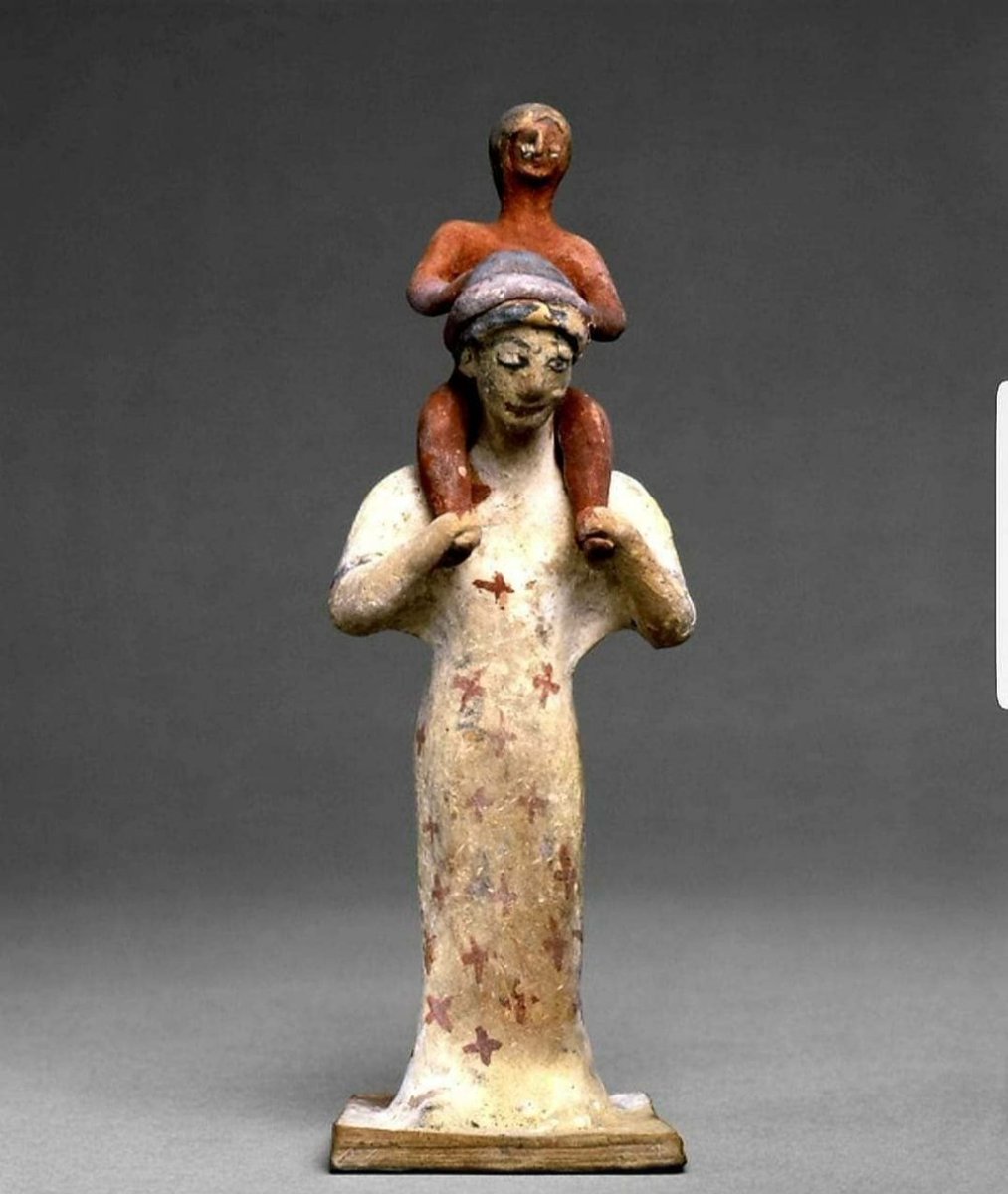 M.Ö 475 yılına ait bir heykel.
Çocuğunu omuzlarında taşıyan anne figürü.
Yunanistan