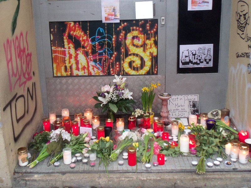 Zum Gedenken an den obdachlosen Markus, der gestern (8.1.2021) hier in der #Herrfurthstrasse im #Schillerkiez #Neukölln starb.
Zum Hintergrund: Tagesspiegel-Text  vom 29.2.2020:
tagesspiegel.de/berlin/obdachl…