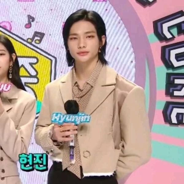 multi_staan's tweet photo. BLACK HAIR HYUNJIN IS SO HOOOT😭😭😭 https://t.co/ADGbbg9MTN