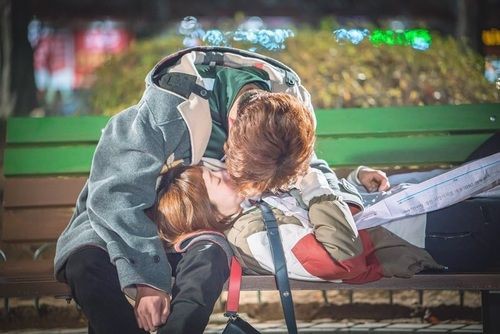 Diciembre 30

—Llegando los últimos días del año ella y su novio pasaron mucho tiempo juntos recorriendo la villa a pesar del frío para terminar de cumplir con su lista de "pendientes antes de que acabe el año", siendo una especie de juego entre ellos.—