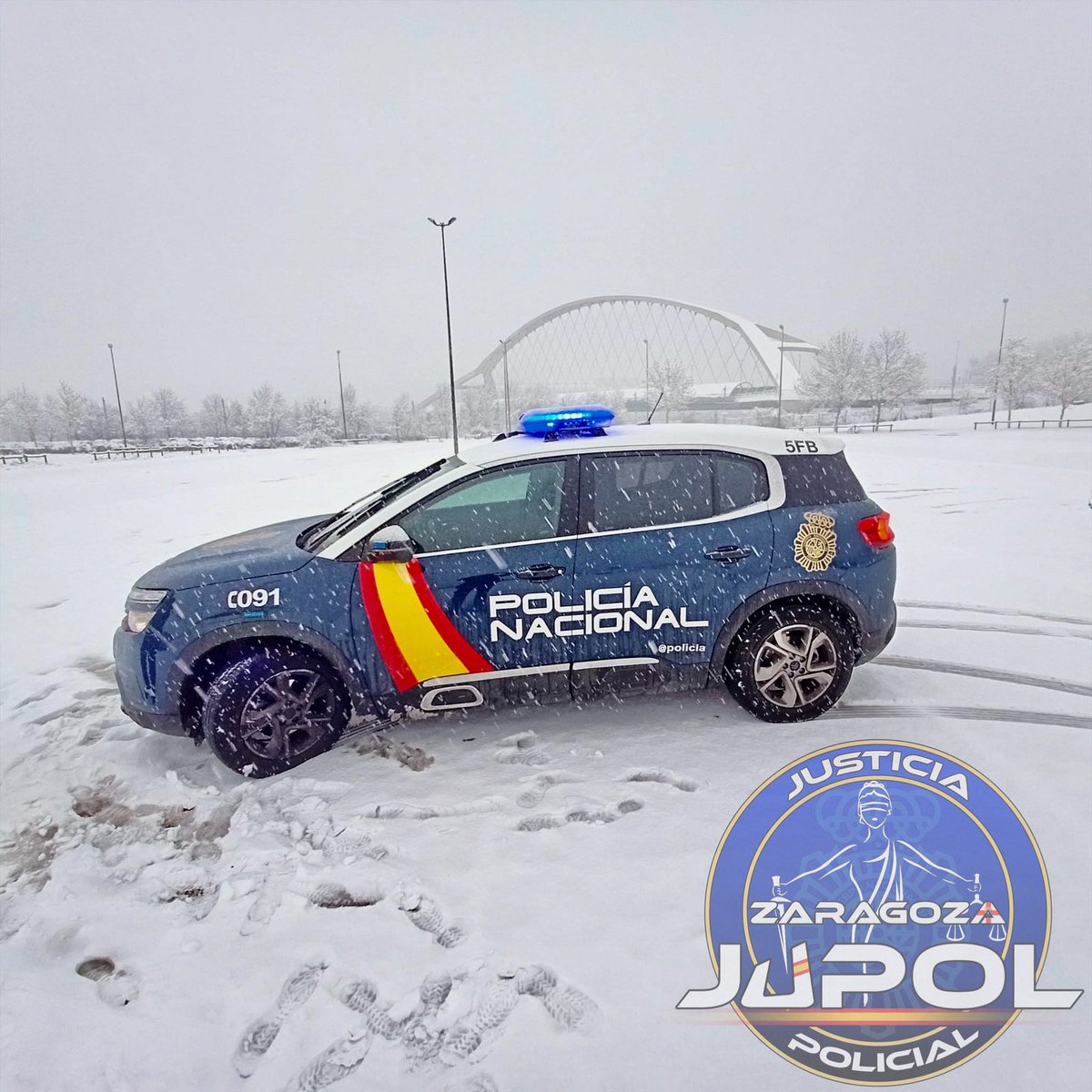 Jupol_Zaragoza's tweet photo. ⛄️Nos van llegando fotos de nuestros compañeros #ZETAS 🚓 que están ahora mismo patrullando las calles de #Zaragoza 

👮🏻‍♂️La Brigada Provincial de Seguridad Ciudadana de @policia siempre con el ciudadano

#EquiparacionYa 
@JupolNacional https://t.co/a2eK9h3cB8