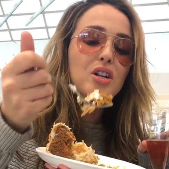 to all my greys moots if you’re having a hard time eating this is a safe thread of some characters eating that helps me :)