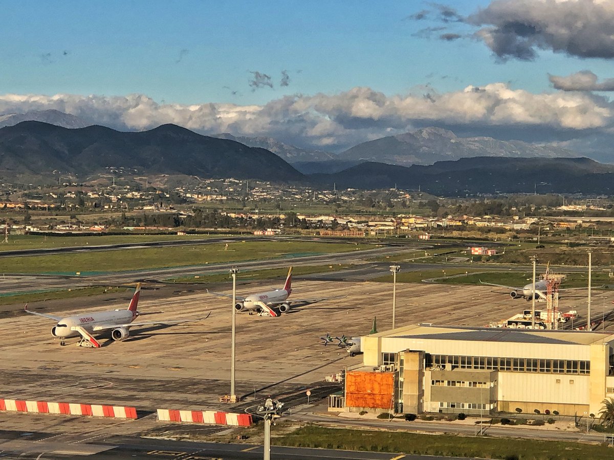 controladores's tweet photo. Día soleado hoy en #Málaga, donde hemos recibido 6✈️  procedentes de Sudamérica a consecuencia del cierre del aeropuerto de Madrid por la nevada. Ojalá los pasajeros puedan llegar pronto a su destino. #Filomena https://t.co/gwubUSZRLU
