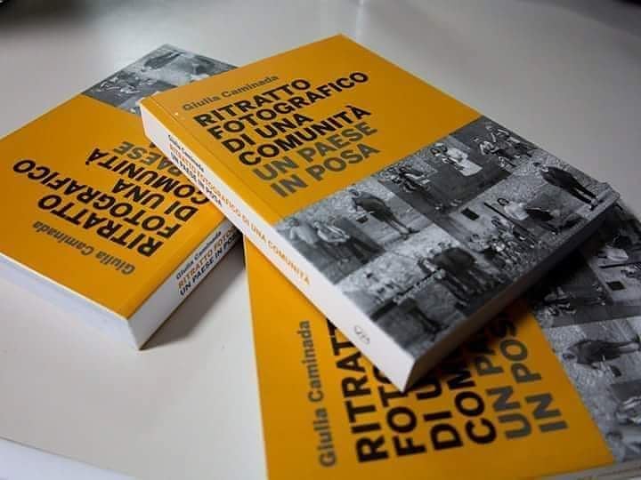 In un'epoca dove tutto è digitale con il libro fotografico 'Un paese in posa, Ritratto fotografico di una comunità' la fotografia torna alla sua antica origine: i ritratti stampati delle persone. È possibile richiederlo scrivendo in privato. 20 € (anziché 28). In esaurimento.
