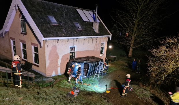 Auto schiet van IJsseldijk af; bestuurder naar ziekenhuis - ..