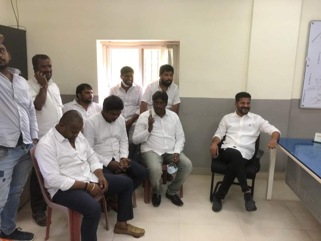 revanthreddyfc's tweet image. పహాడిషరీఫ్ పోలీస్ స్టేషన్ లో ఎంపీ రేవంత్ రెడ్డి.
#revanthreddyarrest #Revanthreddy