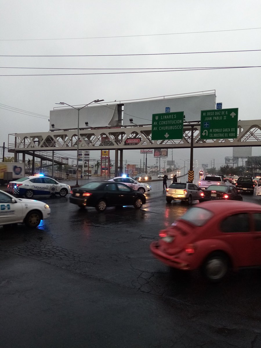 22jimd's tweet photo. No hay paso por el puente de la av Rómulo Garza a la altura de soriana los angeles @rayelizalder @_LASNOTICIASMTY #romulogarza #sannicolas https://t.co/BUPUKDQ1iU
