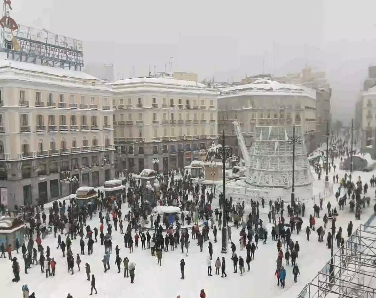 kritikafull's tweet photo. "Subnormales en la puerta del Sol", Oleo sobre Lienzo Madrid 9 de Enero. https://t.co/h3vHtjGGJa