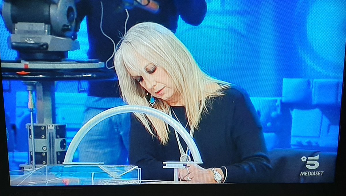 ValeriaPalmie11's tweet photo. "Caro diario,
Anche se sono una professeressa di danza, mi permetto di dire che questa sfida dovrebbe perderla Arianna" #Amici20 https://t.co/lJDAt9Et5Q