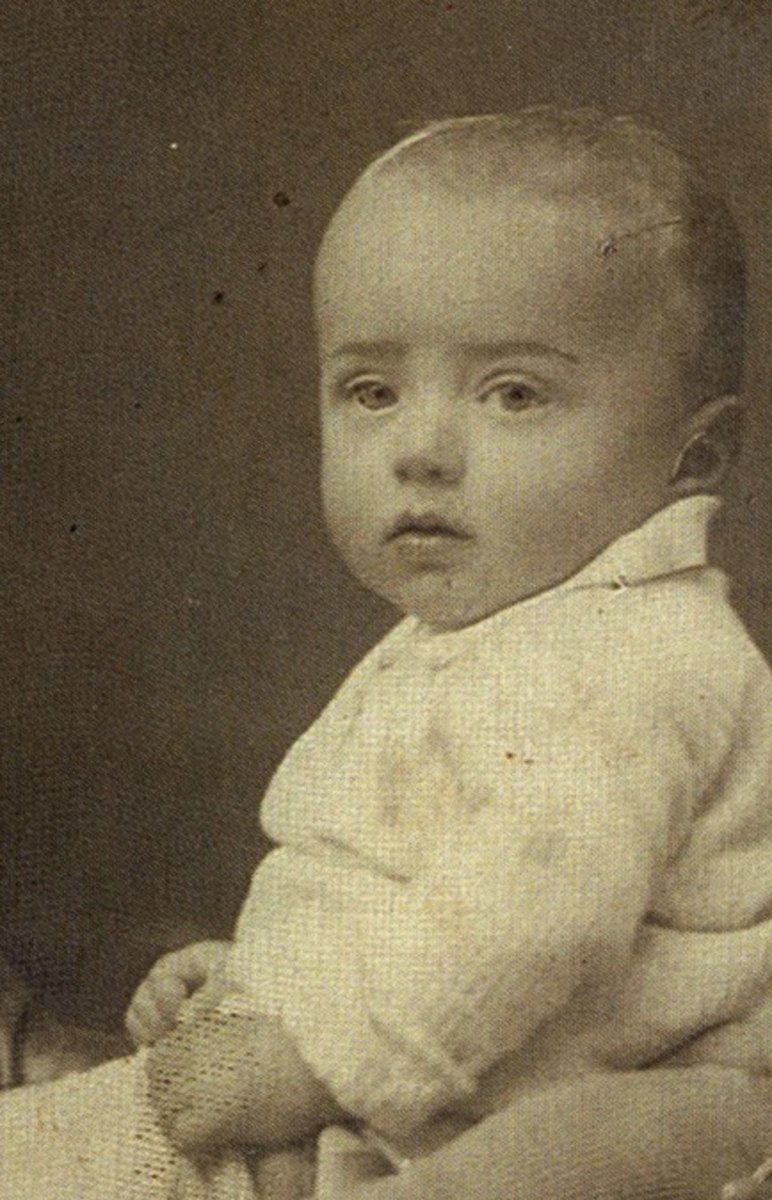 AuschwitzMuseum's tweet photo. 10 January 1935 | Hungarian Jewish boy István Politzer was born in Pusztakovacsi. 

In July 1944 he was deported to #Auschwitz and murdered in a gas chamber after selection. https://t.co/jPJqDpS7ni
