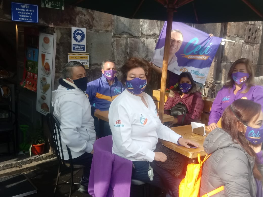 SandraHidalgoEC's tweet photo. Estamos en el territorio compartiendo con la gente nuestras propuestas para la reactivación económica del país. Cada día vamos #SUMANDOAPOYOS 
#CeliPresidente #SevillaVicepresidenta #DecimosLaVerdad #SUMA23 https://t.co/V4d5Aj7Pa3