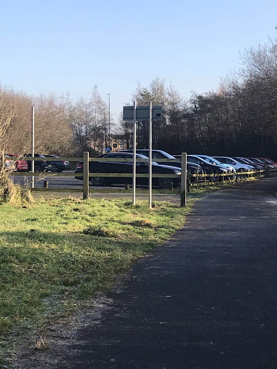 VishyVictoria's tweet photo. @DPPLlanelli Full car park of people travelling to exercise down the Coastal path starting at Bynea Gate though @DPPLlanelli https://t.co/B2TtqU9lKt