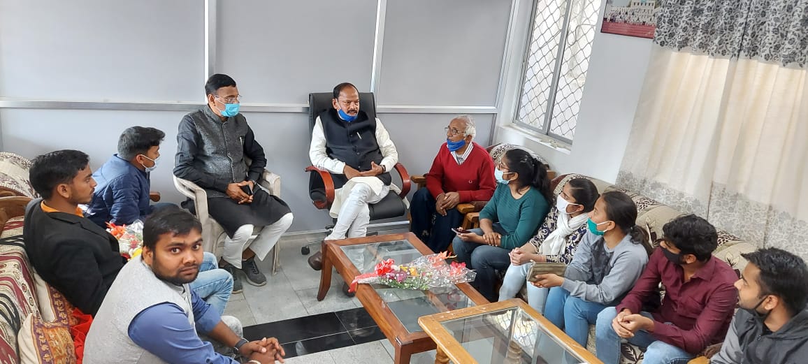 dasraghubar's tweet photo. केंद्रीय स्वास्थ्य मंत्री डॉ @drharshvardhan से फोन पर बात कर झारखंड में मेडिक��� में नामांकन के लिए छूट देने का आग्रह किया है। राज्य में तीन मेडिकल कॉलेज बनकर तैयार है पिछले एक साल में राज्य सरकार ने कुछ शर्तों को पूरा नहीं किया है, इस कारण @NMC_IND ने नामांकन की अनुमति नहीं दी। https://t.co/6cmjusaDhx