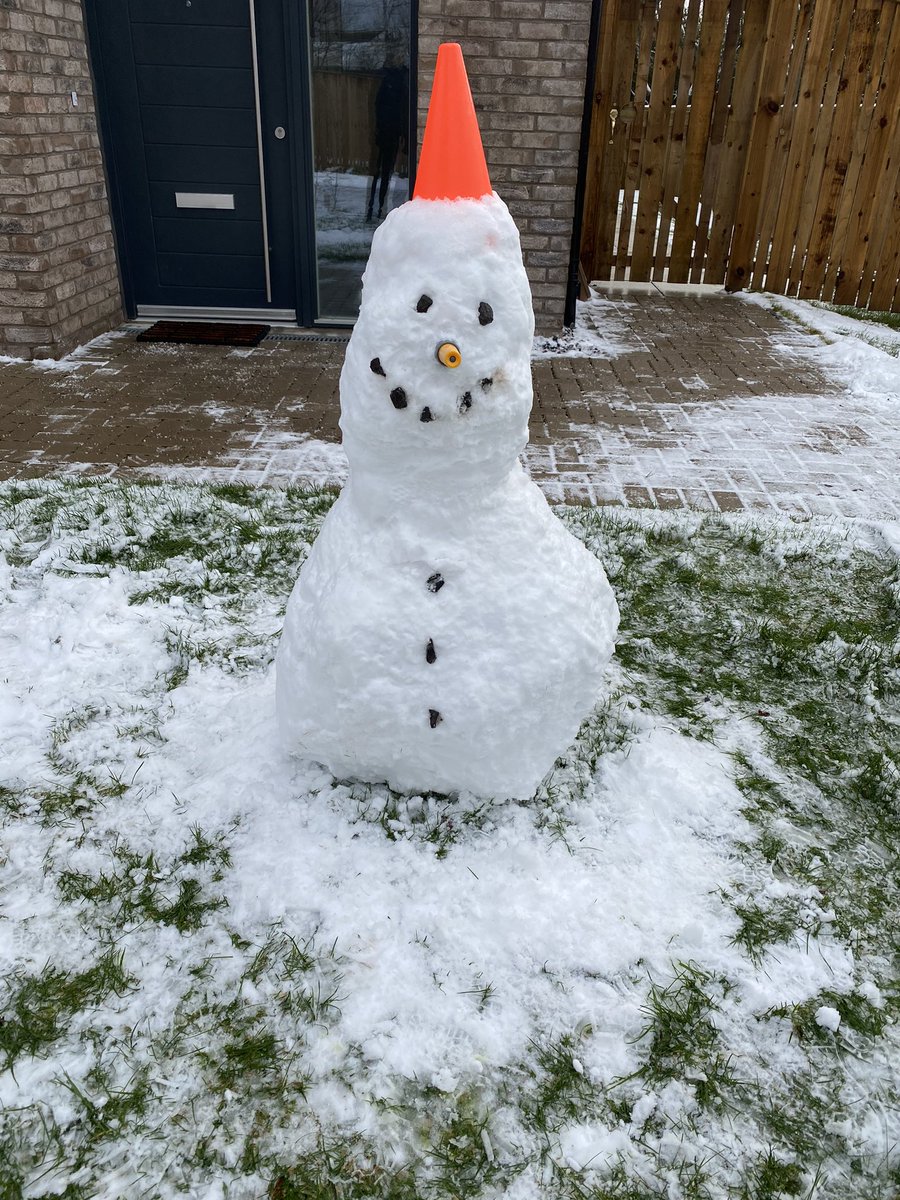cherrylipqueen's tweet photo. Got my exercise for the day, some fresh air and didn’t have to leave the front of my house. We’ve named him Lord Snowington. #lockdownsnowman #snowman https://t.co/QhMD229cnL