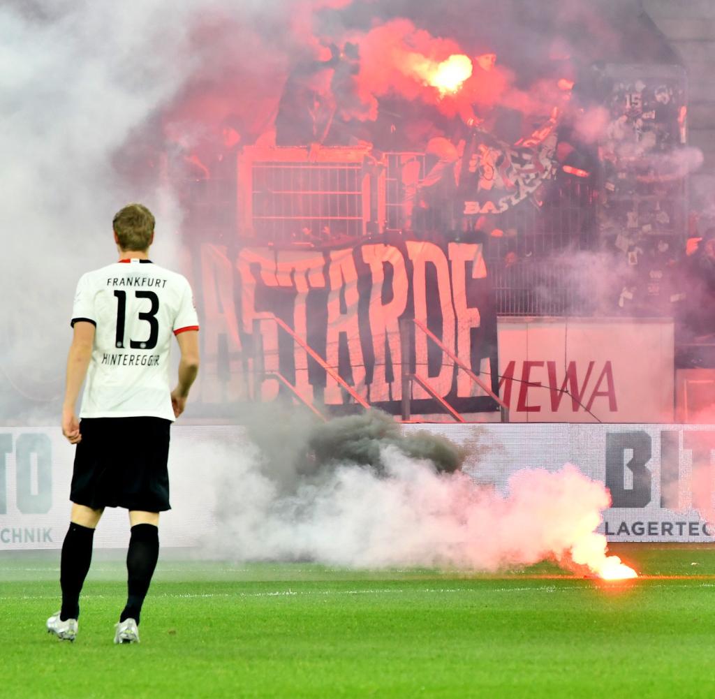 Erinmund's tweet photo. Ein #Derby ist für einen Traditionsverein nur, was sich durch alte Schwarz-Weiß Aufnahmen belegen lässt. #M05SGE #NoDerby https://t.co/sCuiF5mJlw