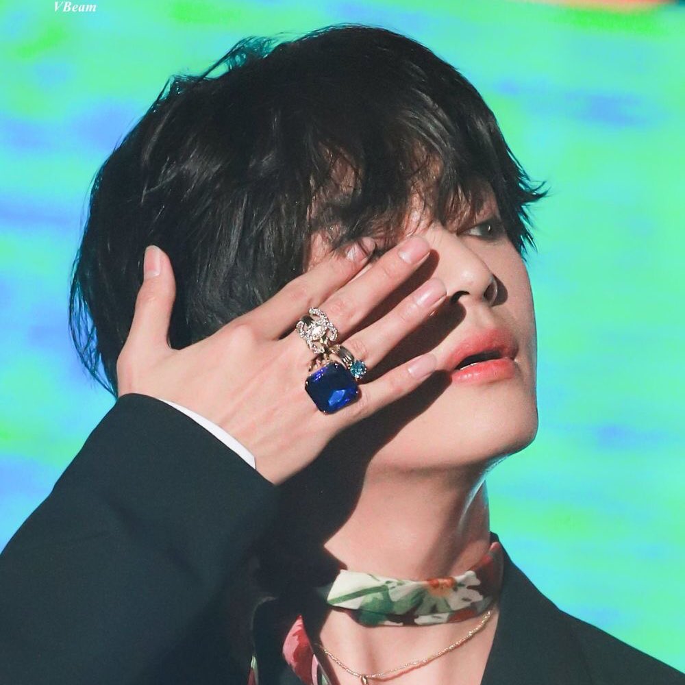vanteficient's tweet photo. taehyung has straight black hair again... what if we get a pt 2 of this https://t.co/yonlsc3KzV