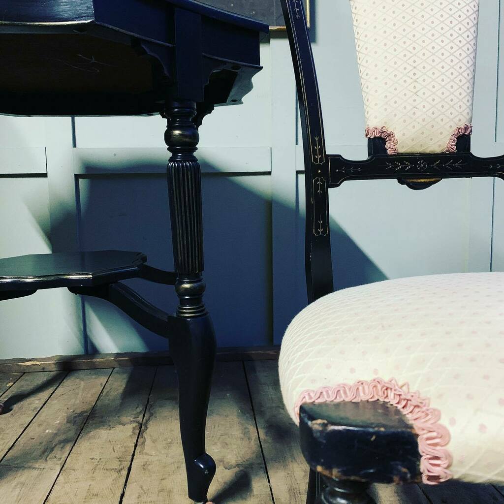 SaxonDurrant's tweet photo. I had a great December in terms of buying, some good auction purchases and some good bits bought privately. All will be finding there way on here in the coming weeks #newstock #antiquedealersofinstagram #aestheticmovement #styleitdark #noir #ebonised https://t.co/htf38HjgXx https://t.co/1Jq5iTE23t