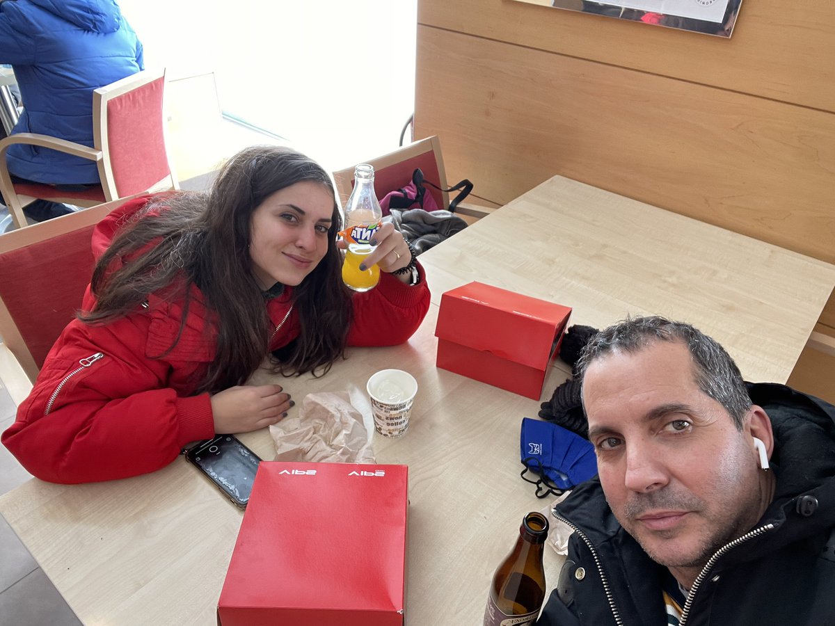 JuancarHdMt's tweet photo. Gracias a VIPS después de horas hemos podido comer. Después de trabajar en Nassica nos pudimos quedar en el hotel dejando el coche en la carretera. @CarrefourES ha pasado de nosotros, estando su gerente dentro del local. https://t.co/ZXI1O1cioJ
