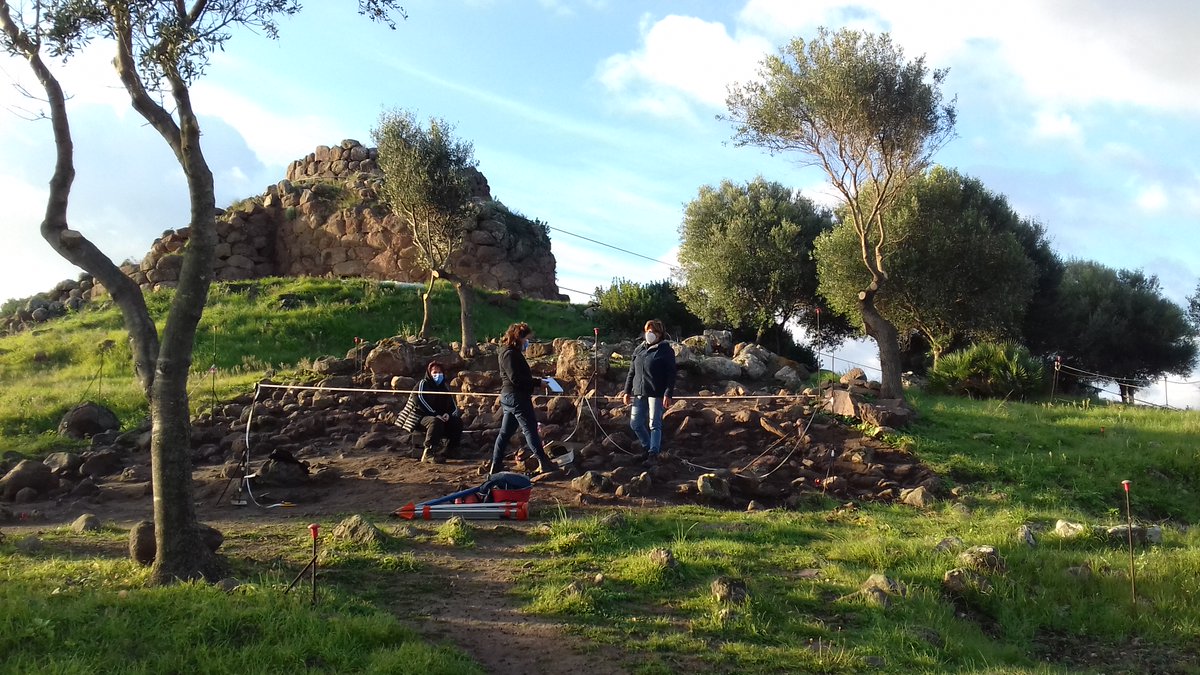 #museichiusimanonfermi, procede anche lo #scavo⛏️al #NuragheSirai: si comincia con lo sfalcio dell'erba☘️e i rilievi📐✏️, parte integrante e fondamentale per ogni operazione di scavo! Oggi splende il sole, ma non sempre le condizioni meteo sono favorevoli⛈️☂️😅

#SiMuC #Carbonia