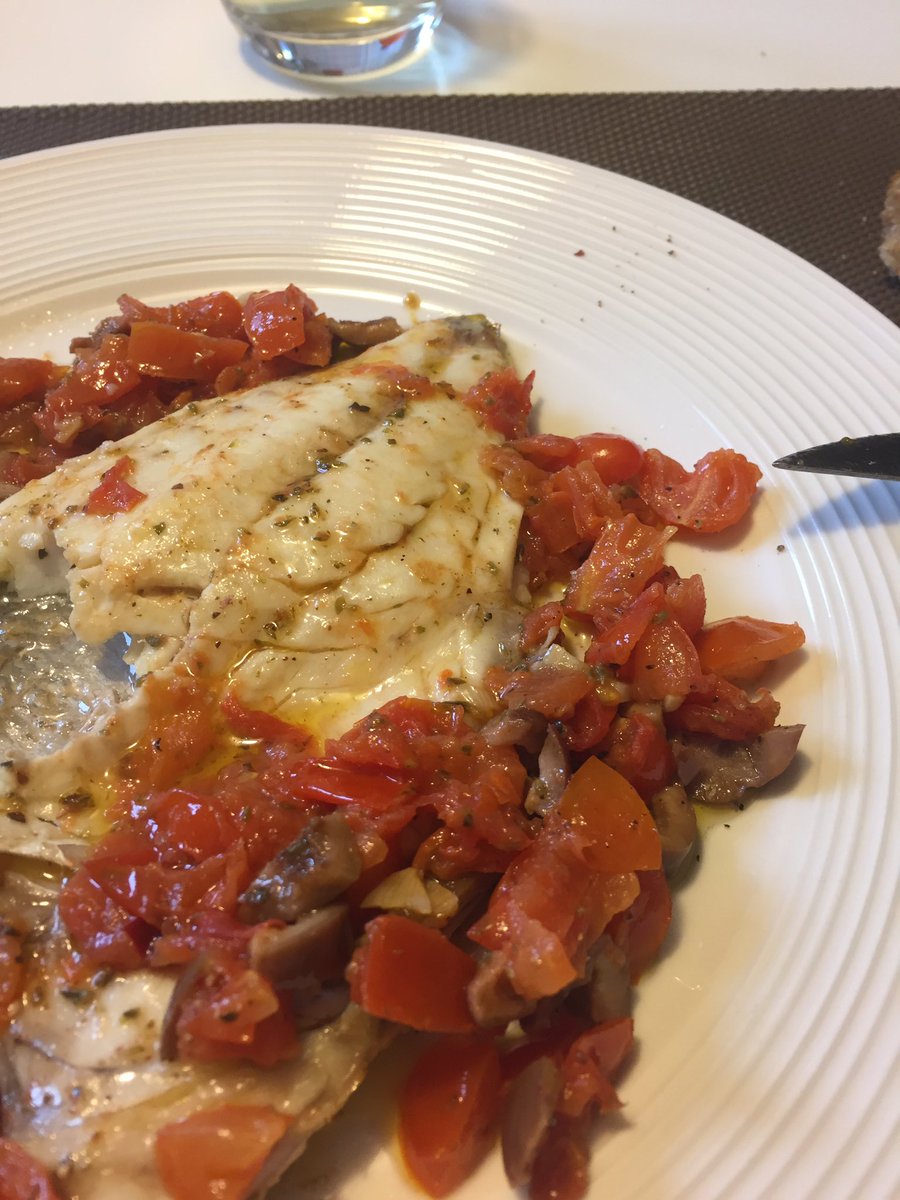 PowerBaldax's tweet photo. #WhataCook 👨🍳
Oggi Orata fresca (sfilettata) alla Marinara, con pomodorini 🍅, olive, origano, aglio e peperoncino 🌶.
Gnammmm ! 😍😋
Vino “Propizio” (grechetto) @AzDGiangirolami 👍 https://t.co/sQVbj8KHgt