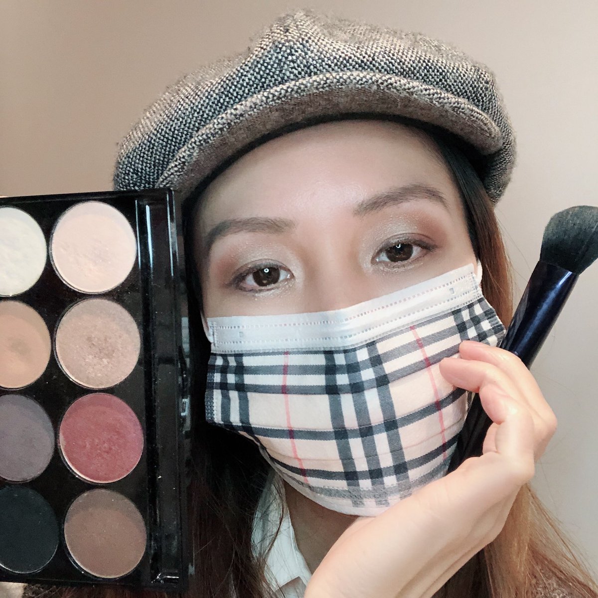 mihochiu9999's tweet photo. 懶人式「口罩妝」針對可以15分鐘完妝上班,簡單暈染眼妝搭配一點眼線,因為戴口罩的關係,修容都省了唇部只要擦一點含有保養胜肽成份護唇膏,自然唇色就好。
#達人8色彩盤
@motives #maskmakeuplook #cosmetics #workmakeup #tflers https://t.co/m0C0AWnQ37