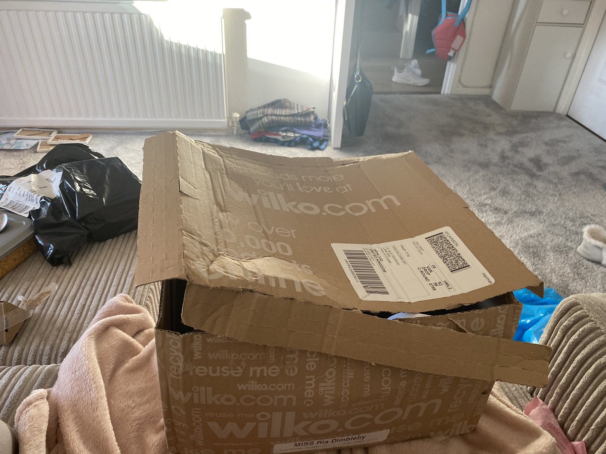 Ria_Marieeee's tweet photo. @Hermesparcels @LoveWilko I love when my parcel has been opened and then broken... thanks guys 👍🏼👍🏼👍🏼 https://t.co/44buZUICbg