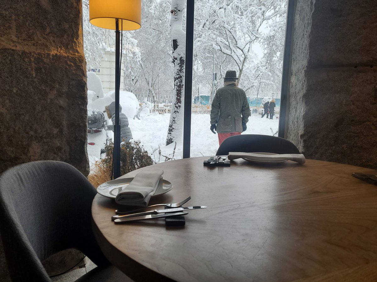 Gracias al equipazo de <a href="/elsrmartinrest/">El Señor Martín</a> hemos podido abrir; se han caído todas las mesas pero hemos vuelto a llenar gracias a los fieles del barrio de <a href="/SalesasMadrid/">Salesas</a> . Eso sí, no hay mesas a pie de pista. El próximo, en Aspen.