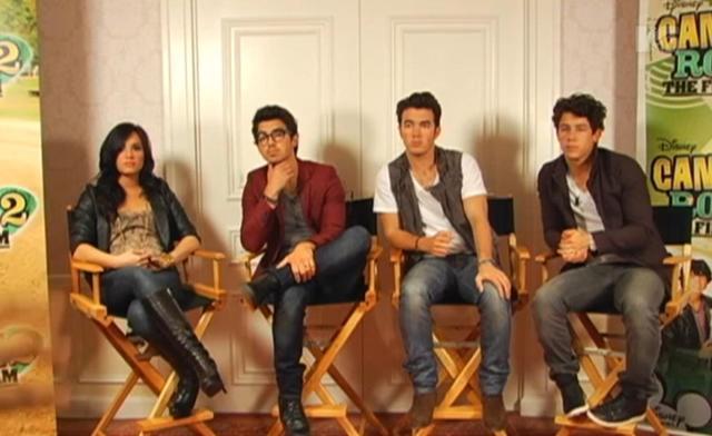 Things start going downhill for Jemi, despite them making it seem they were having fun together on stage. And no, despite all the rumors, they did NOT break up over the phone, as Demi declared in a tweet (2nd picture).