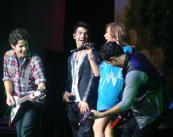 Things start going downhill for Jemi, despite them making it seem they were having fun together on stage. And no, despite all the rumors, they did NOT break up over the phone, as Demi declared in a tweet (2nd picture).
