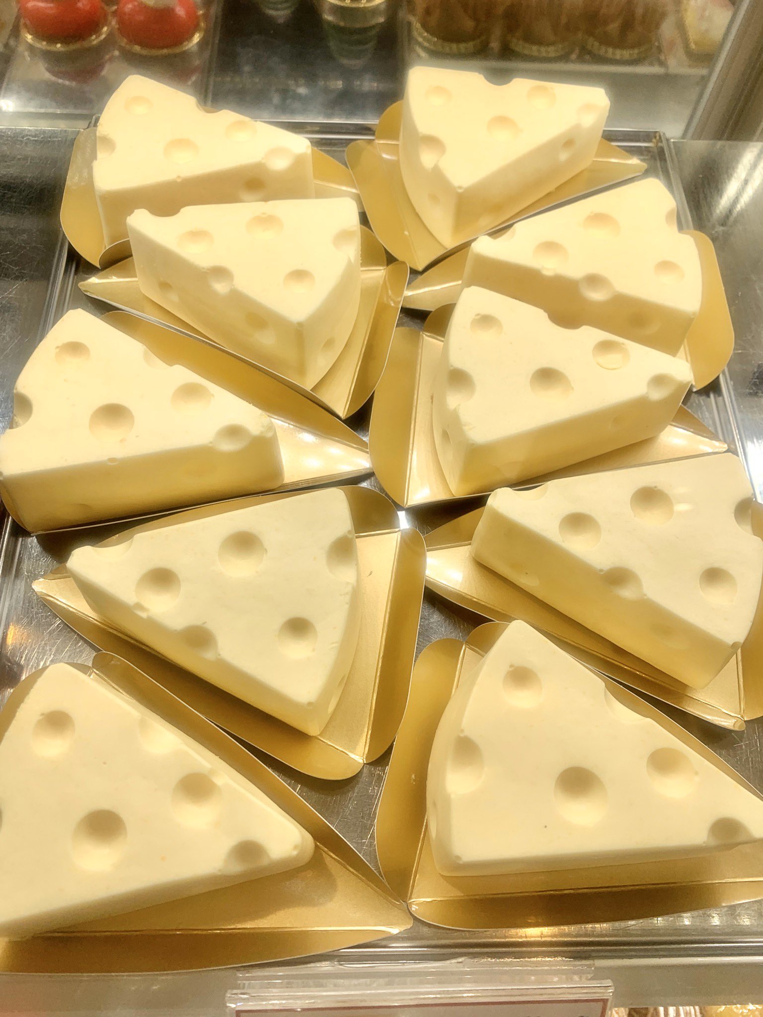 名古屋グルメ探偵 アスカイ 名鉄百貨店地下1階にあるケーキ屋さん ティフィン の Anime チーズケーキ が可愛すぎる アニメに出てきそうなチーズを再現した最高のルックス なめらかな口当たりとレアチーズの風味がたまらない逸品です T Co