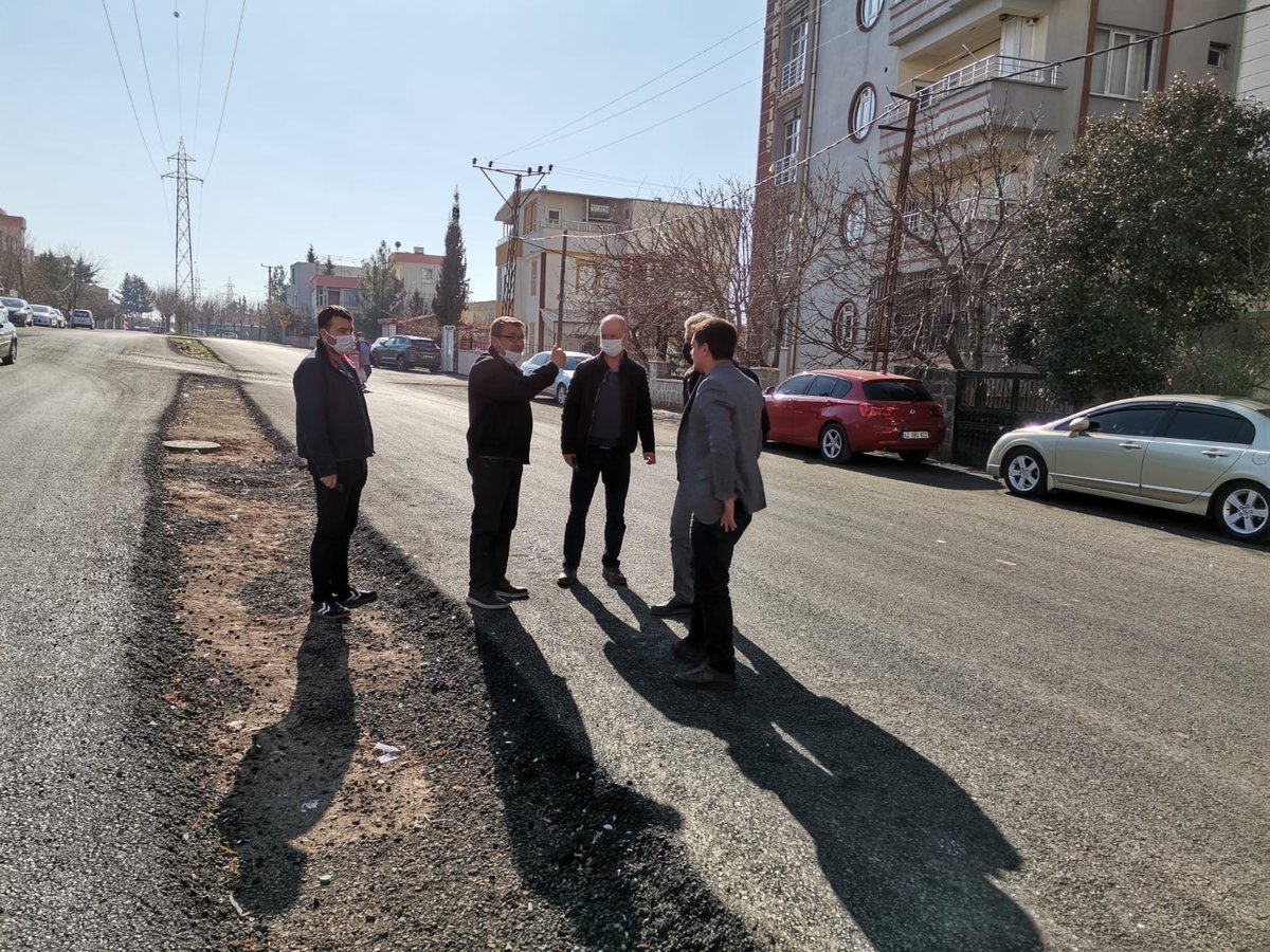 Yol onarım çalışmaları biten alanlarda refüj ve kaldırım çalışmalarını başlatmak ve sorunları yerinde görmek amacıyla Fen İşleri Müdürlüğümüz, Büyükşehir Belediyesi ekipleriyle birlikte sahada incelemelerde bulunuyor.