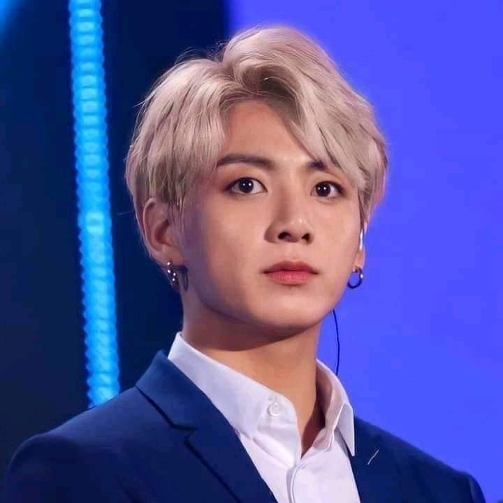 inservibleeee's tweet photo. ya se cumplió el edit de jungkook, ahora falta el de jennie https://t.co/AWXQ7kZM5Y