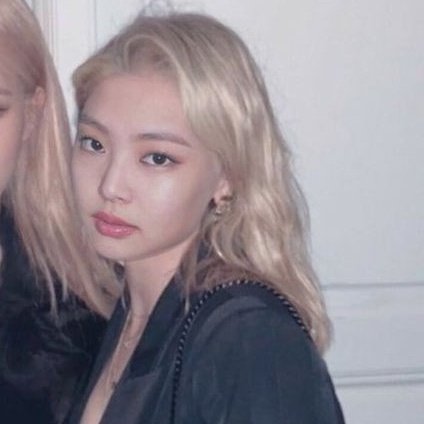 inservibleeee's tweet photo. ya se cumplió el edit de jungkook, ahora falta el de jennie https://t.co/AWXQ7kZM5Y