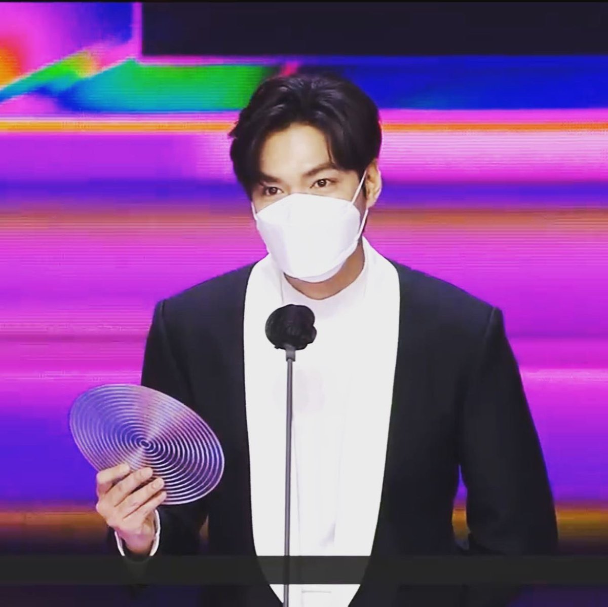 pure5mino's tweet photo. #골디 #시상자 #이민호  @ActorLeeMinHo  오늘도 멋지구나 https://t.co/BkbCnmTiDh