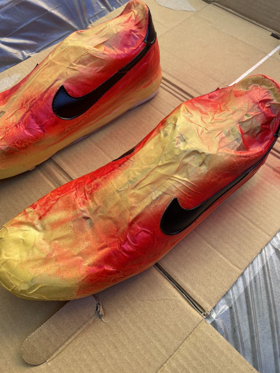 Piroshi マーティの靴はnikeのブルインと言うモデルで白に赤ロゴですが 自分が持っているのは黒ロゴマーク 思い切って赤にと 下地黒に赤はのりませんね やり直しで下地白塗り直し 上手くいくかは後の講釈で つかdiy楽しい Bttf Nike バック Piroshi マーティの靴はnikeのブルインと言うモデルで白に赤ロゴですが 自分が持っているのは黒ロゴマーク 思い切って赤にと 下地黒に赤はのりませんね やり直しで下地白塗り直し 上手くいくかは後の講釈で つかdiy楽しい Bttf Nike バック