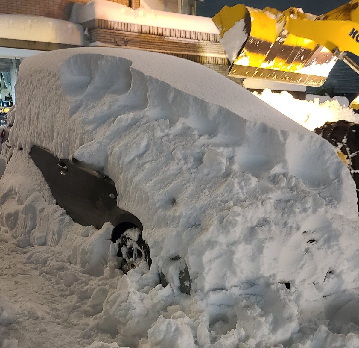 ito_cajamarca's tweet photo. スコップないからフライパンでここまでやった☃️でもまだ車出せる状態じゃない☃️ https://t.co/Lhz7GQRbwW