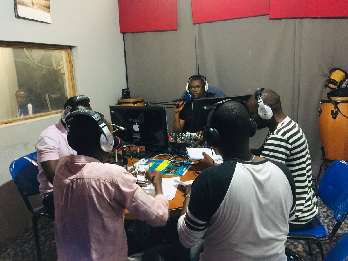 BisangiEvrard's tweet photo. Naho @Yezu yoza gukoresha @amatora hariho abantu batokwigera bemera ivyayavuyemwo.Mwarakoze kuza kudufasha igikorwa c’iteka.

#Artistedelannée2020  #RFMBujumbura #Masterland https://t.co/IwlydOfUk3