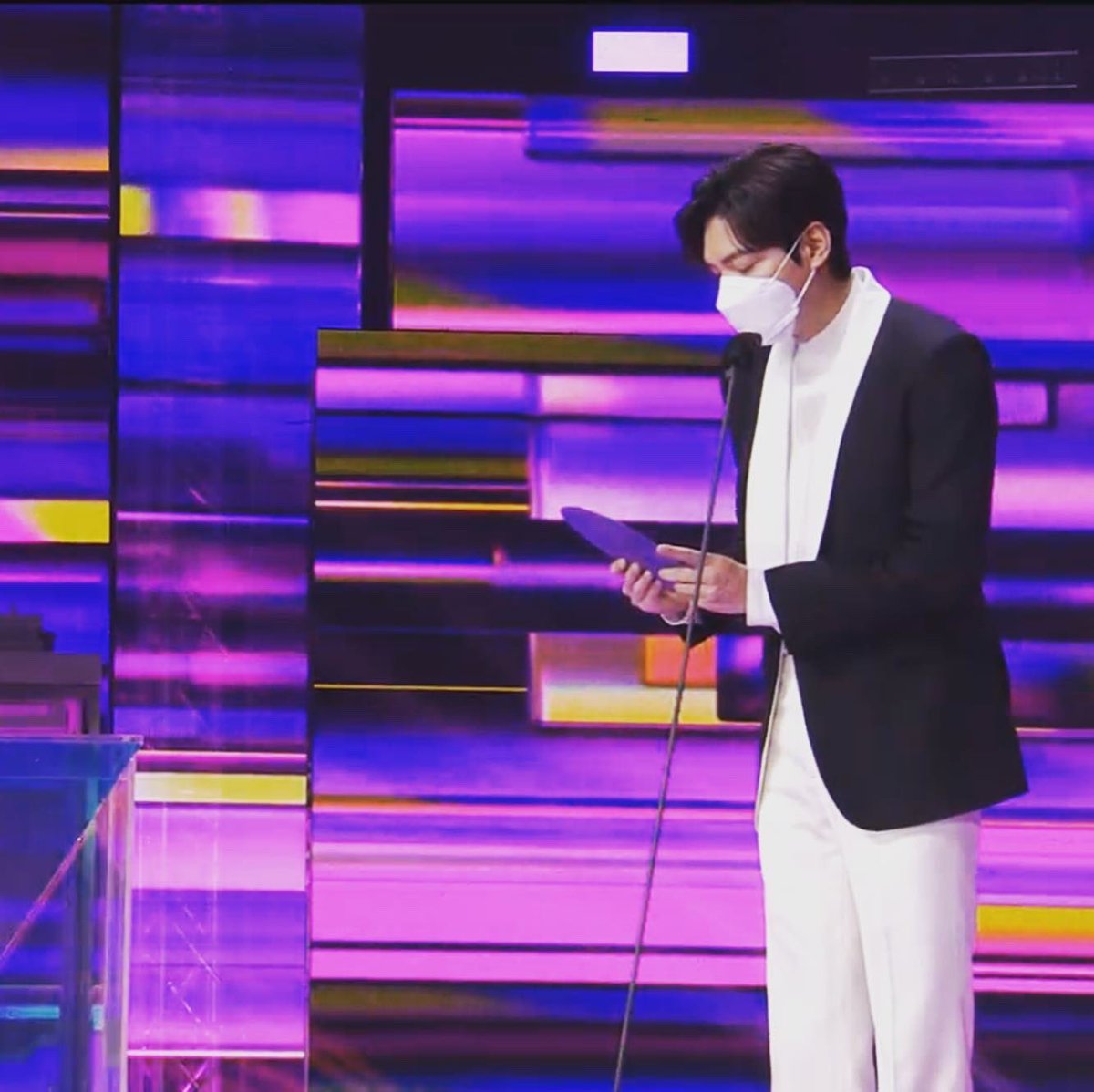 pure5mino's tweet photo. 전체샷 #골디 #시상자 #이민호 아~ 완벽😘😘😘😘😘😘😘 @ActorLeeMinHo https://t.co/Qi6uMxazak