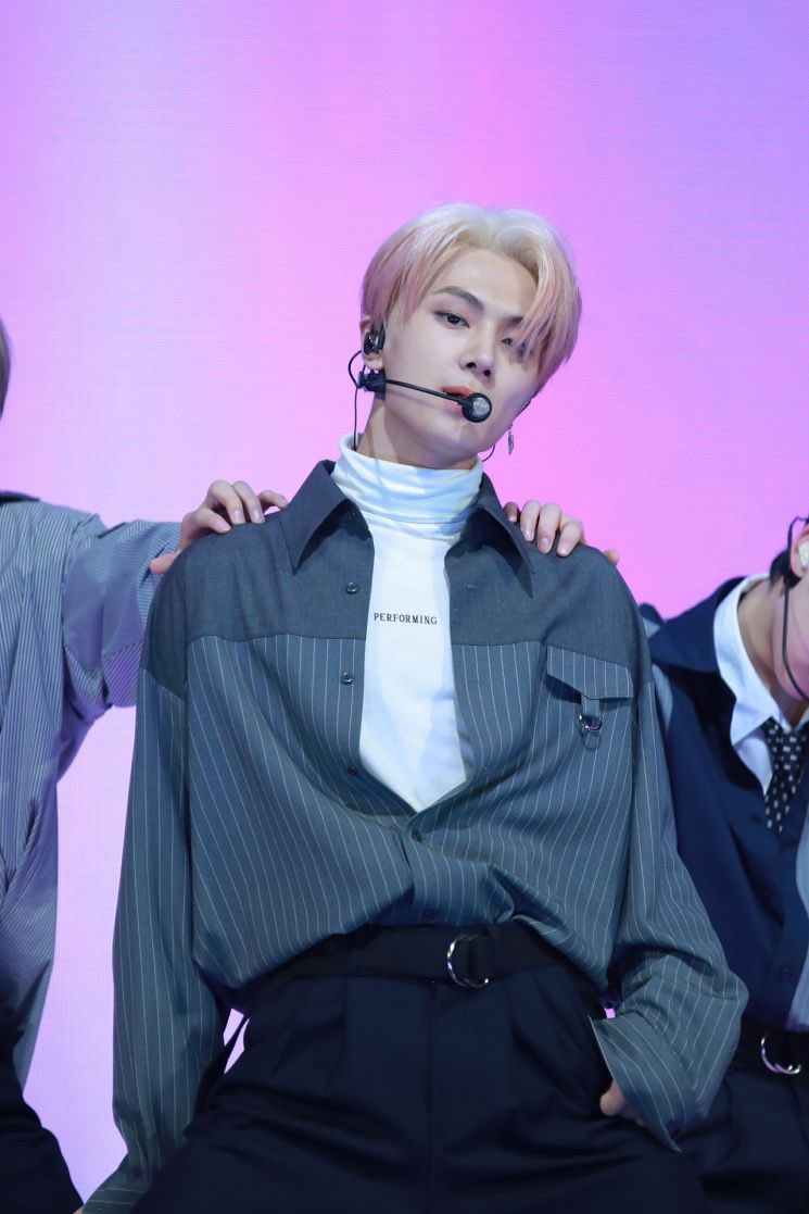 H0BIEST's tweet photo. blonde men.... blonde https://t.co/B4AZg3l6oO