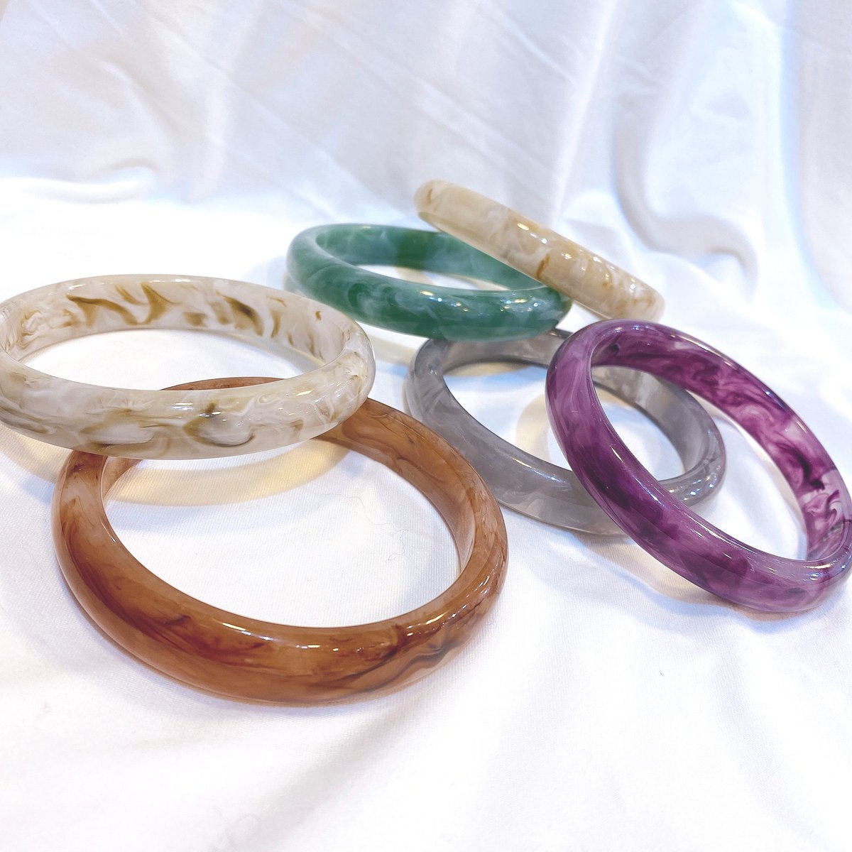 390_accessory's tweet photo. 🐇商品紹介🐇

バングルが新しく入荷しました🥨🤍

大人っぽいデザインで
かわいいです🎠

☁️太めタイプ《1個》
☁️細めタイプ《2個セット》

ぜひチェックしてみてください🐩

もちろん全品390円+税🧸🛒 https://t.co/rJaNDQ0tvz