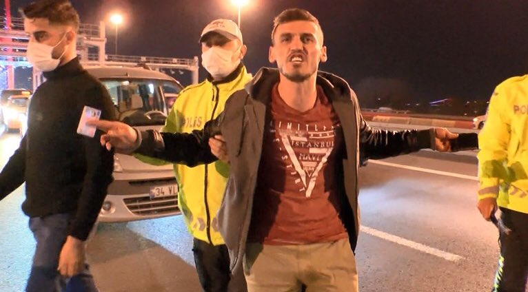 pusholder's tweet photo. Sokağa çıkma yasağına uymayan bir kişi, "Ben aşk acısı çekiyorum" diyerek tepki gösterdi. https://t.co/cklqSV7yTZ