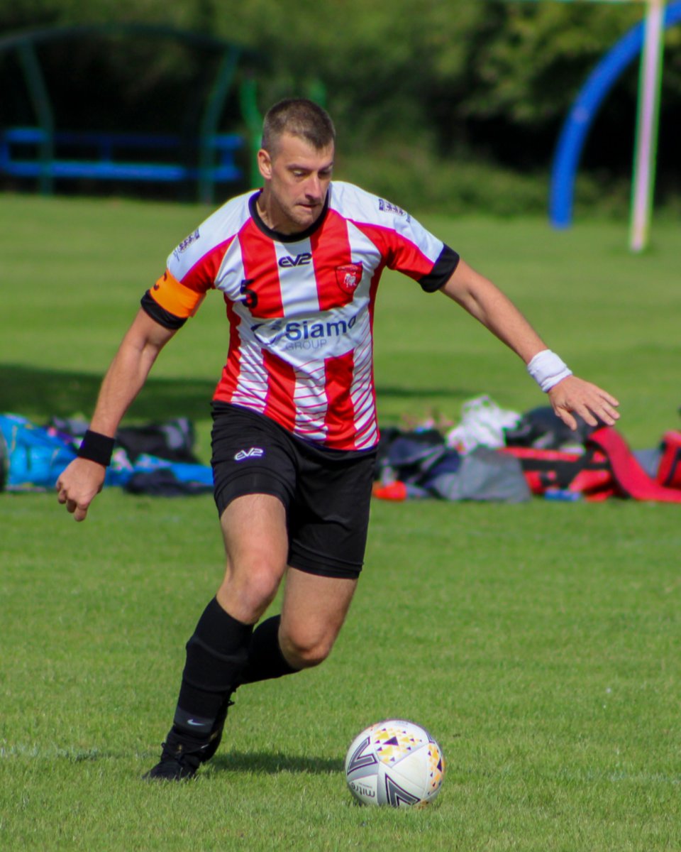 SwindonRovers's tweet photo. Rover Captain Neil Feline in action #Football #GrassrootsFootball #UpTheRovers https://t.co/yN5gqzxcgZ