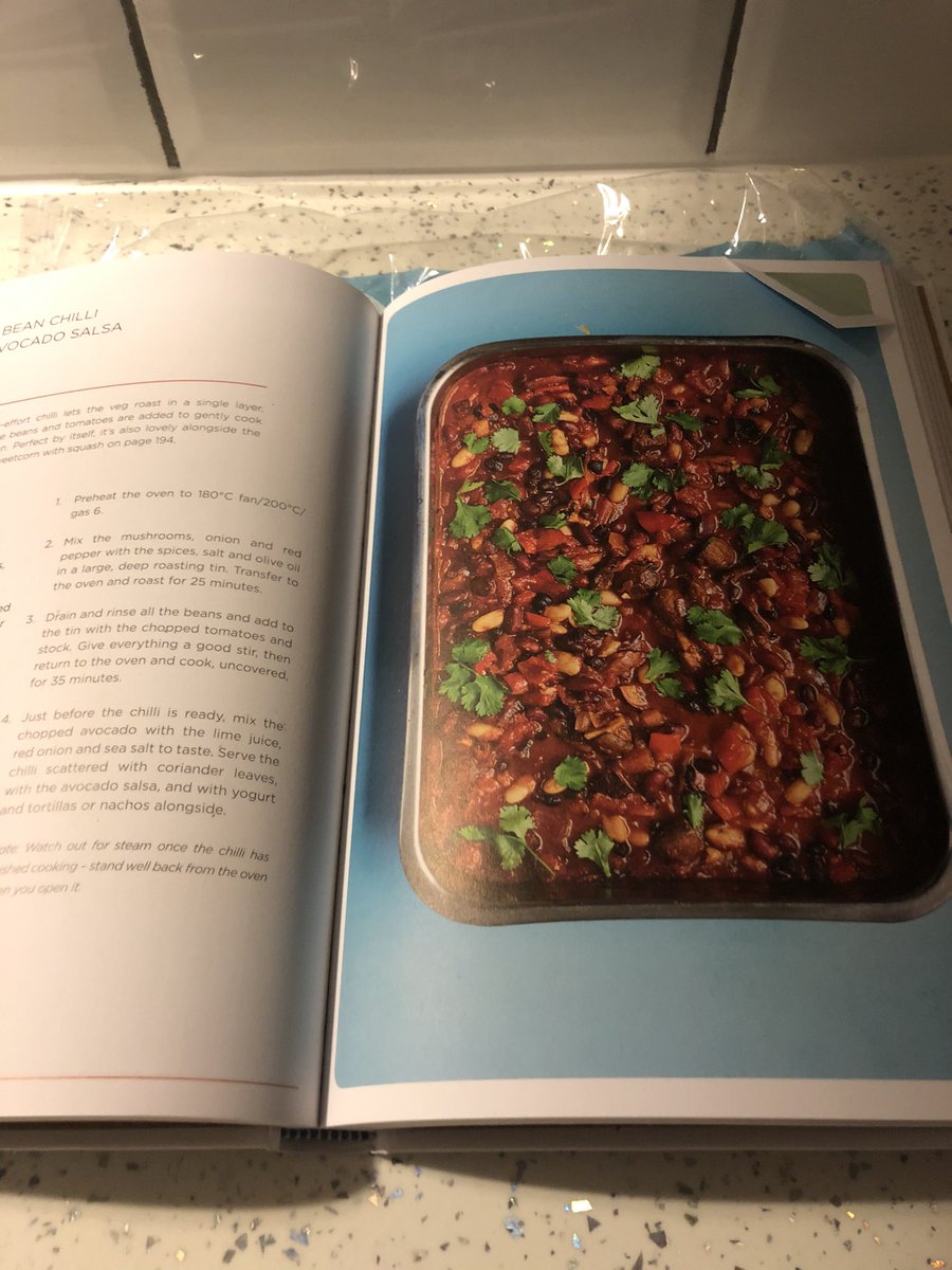 PublicityShona's tweet photo. My first #vegan cooking attempt (and everyone liked it which is a win in itself). Thanks @missminifer #thegreenroastingtin #threebeanchilli https://t.co/GaSTE2wV4n