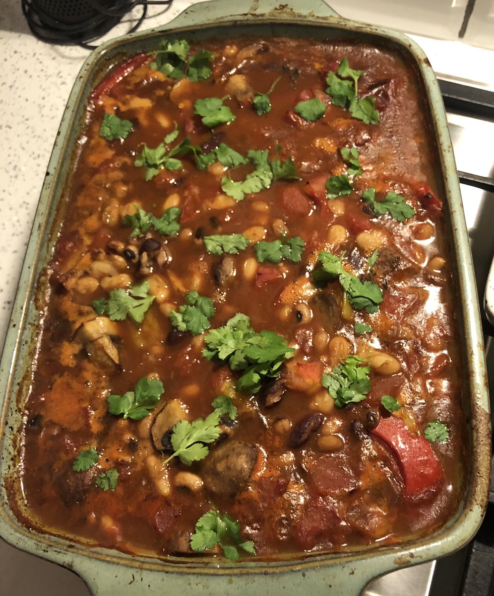 PublicityShona's tweet photo. My first #vegan cooking attempt (and everyone liked it which is a win in itself). Thanks @missminifer #thegreenroastingtin #threebeanchilli https://t.co/GaSTE2wV4n